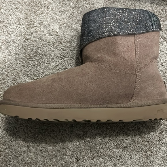 Ugg boot with side zipper. - Picture 7 of 10